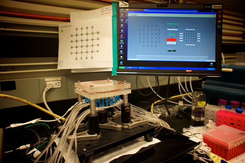 Laboratory equipment connected to a computer running the PR-PR interface.